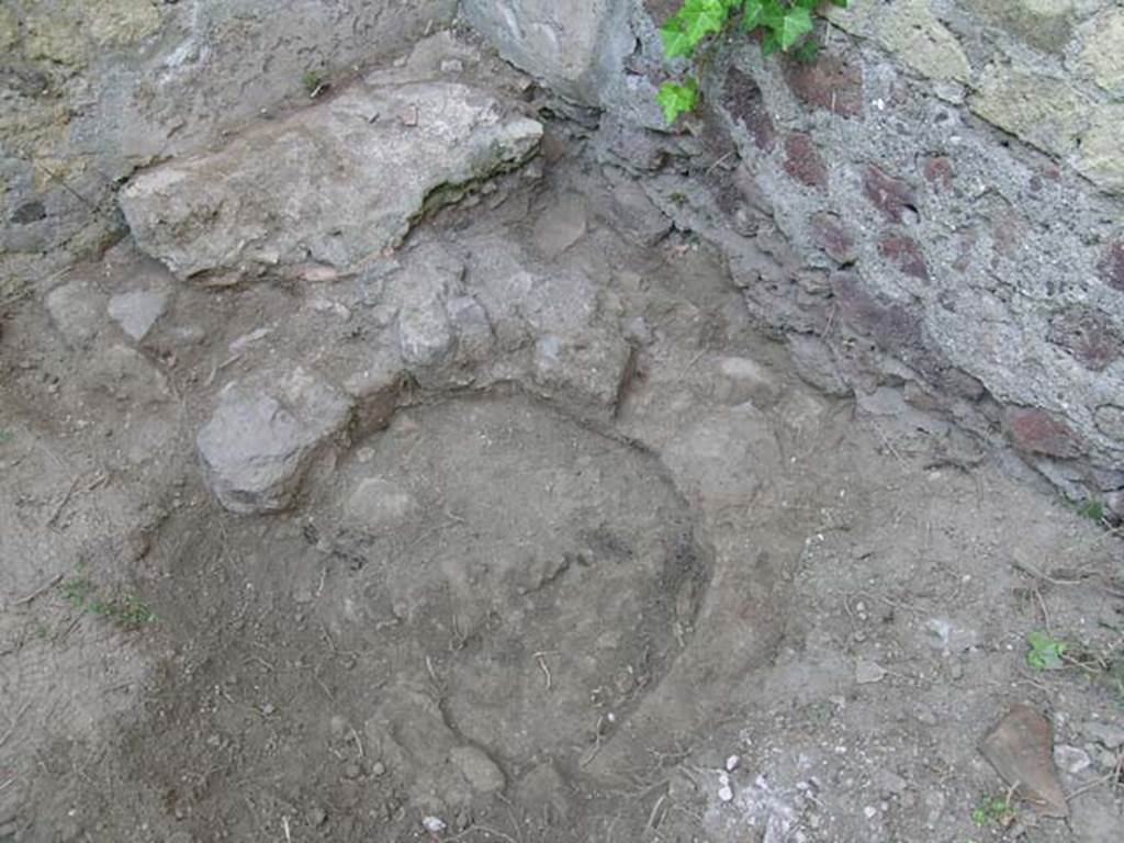 III.14/15, Herculaneum, June 2005. Room 13, details of basins and tubs in north-west corner.   
Photo courtesy of Nicolas Monteix.